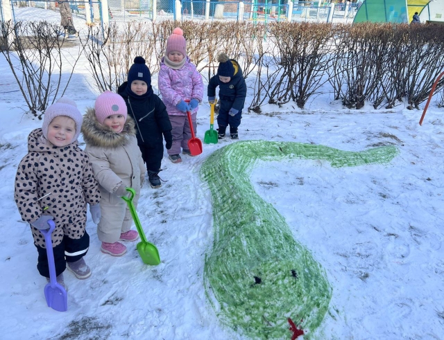 Белый снег, пушистый в воздухе кружится